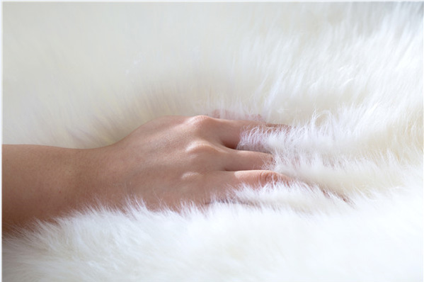 Newzealand Long Wool Sheepskin Rug with Natural Shaped; White sheepskin rug, single pelt 90*60cm; wool pile 50-70mm; China Sheepskin products Manufacturer and exporter.